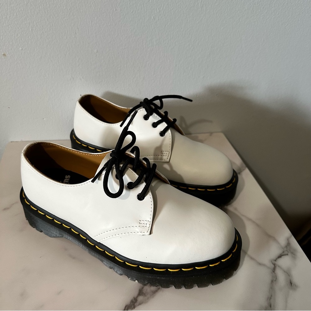 NEW Dr Martens 26654 White/Black smooth oxfords